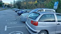 Parkiranje na  Mostu na Soči je zaradi 
“stisnjenosti” naselja velik problem.