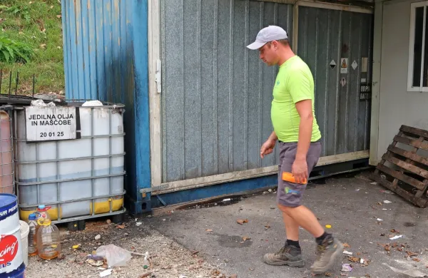 Tatovi so v namenskih posodah v kovinskem kontejnerju dvakrat 
razmetali zdravila, do so odnesli tista, ki jih vgrajujejo v prepovedane droge.