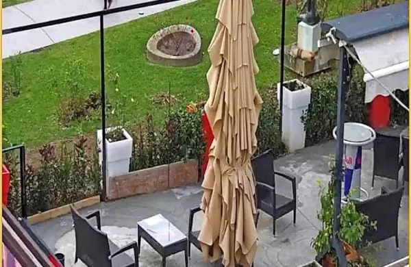 Terasa sredi Portoroža: jo je betonirala družina Hot ali med 
urejanjem promenade Občina Piran?