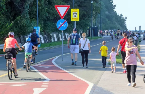Redarstvo in policija: obalna cesta je glede na število ljudi varna