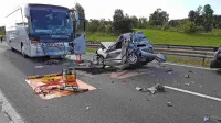 Reševalci  vozniku  chevroleta,  v katerega je trčil  avtobus, niso 
mogli  več pomagati.  