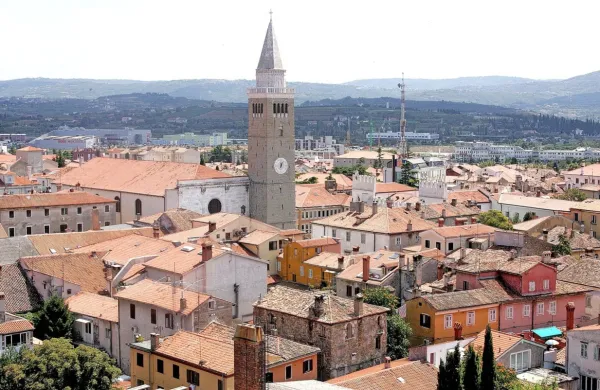 Ura na zvoniku bo spet kazala pravi čas, po popravilu pa ne bo 
zvonil samo en zvon, pač pa vsi trije.