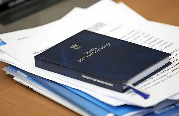 

Vladajoča koalicija želi skozi ustavo precej poseči tudi v pristojnosti ustavnega sodišča.