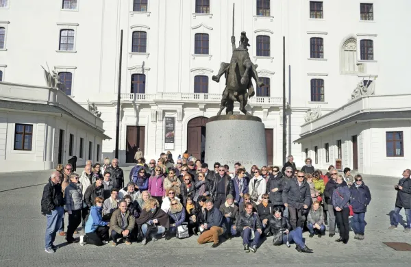 Leta 2011 Gledališče Koper v sodelovanju s turistično agencijo Kompas pripravi  prvo “gledališko popotovanje” v Beograd. V 
naslednjih letih je gledališče na pobudo tedanjega organizatorja  Dragana Klarice svoje abonente odpeljalo še na ogled predstav 
v Sarajevo (2012), Dubrovnik in Podgorico (2013), Novi Sad in Beograd (2014), Brno in Bratislavo (2015 - na fotografiji), Mantovo, 
Parmo in Modeno (2016), Banjaluko in Jajce (2017) ter Budimpešto (2018).