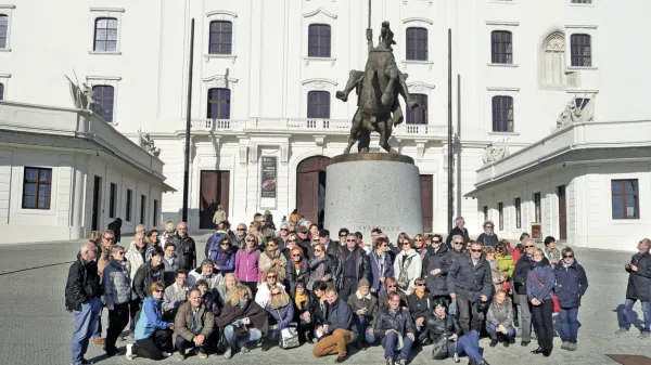 Leta 2011 Gledališče Koper v sodelovanju s turistično agencijo Kompas pripravi  prvo “gledališko popotovanje” v Beograd. V 
naslednjih letih je gledališče na pobudo tedanjega organizatorja  Dragana Klarice svoje abonente odpeljalo še na ogled predstav 
v Sarajevo (2012), Dubrovnik in Podgorico (2013), Novi Sad in Beograd (2014), Brno in Bratislavo (2015 - na fotografiji), Mantovo, 
Parmo in Modeno (2016), Banjaluko in Jajce (2017) ter Budimpešto (2018).
