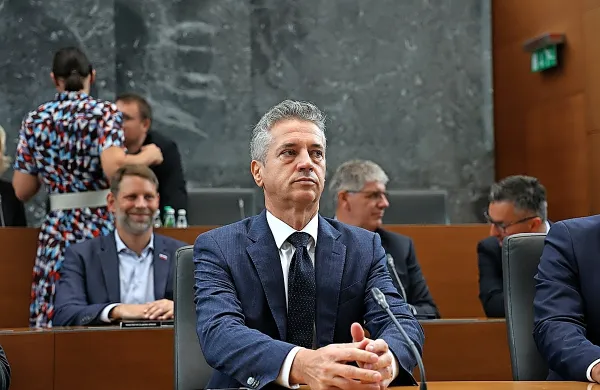 Robert Golob odstavlja ministre brez poglobljenih obrazložitev in 
razprave s koalicijskimi partnerji. 