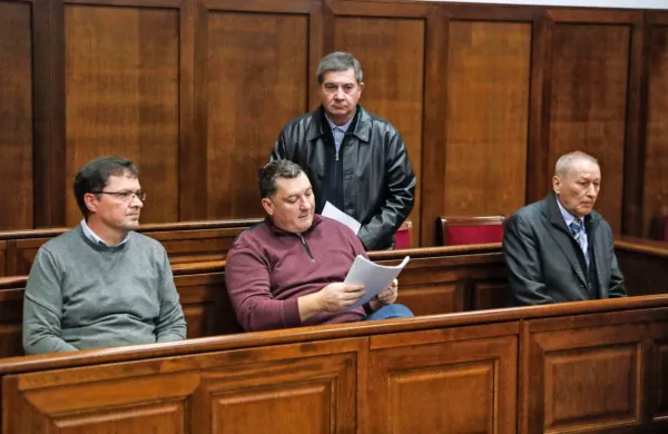 Manj uspešen pri umikanju premoženja pred Luko Koper je bil 
nekdanji predsednik njene uprave Robert Časar (v ozadju). Že na 
začetku sojenja v zadevi TTI novembra lani so se zagovarjali še (z 
leve) Marjan Babič, Milan Pučko in Aldo Babič. 

  

            