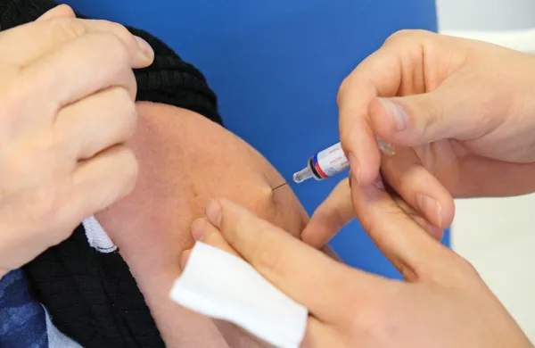 Cepljenje odraslih ponekod poteka v posebnih cepilnih ambulantah, drugod pri izbranih osebnih zdravnikih in v ambulantah 
za neopredeljene, v postojnskem ZD pa cepljenje poteka na oba 
načina. 