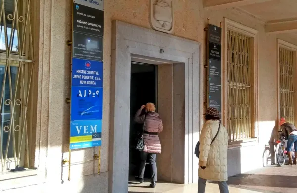Zaradi prenove levega trakta bodo storitve upravne enote začasno 
v drugem nadstropju. 