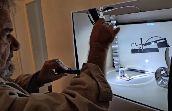 Boris Bradač pri svoji najljubši “lini” s Černigojevo grafiko in 
malim rdečim pilotom kot referenco na Podbevškovo avantgardno 
revijo