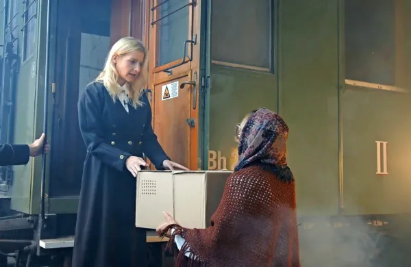 Po resničnem dogodku je v  filmu odigran tudi prizor, kako mlada Bistričanka prinese z vlakom iz Ljubljane kartonasto škatlo in v njej svojega 
dojenčka ter ga na bistriški postaji izroči svoji materi.  
