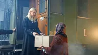 Po resničnem dogodku je v  filmu odigran tudi prizor, kako mlada Bistričanka prinese z vlakom iz Ljubljane kartonasto škatlo in v njej svojega 
dojenčka ter ga na bistriški postaji izroči svoji materi.  