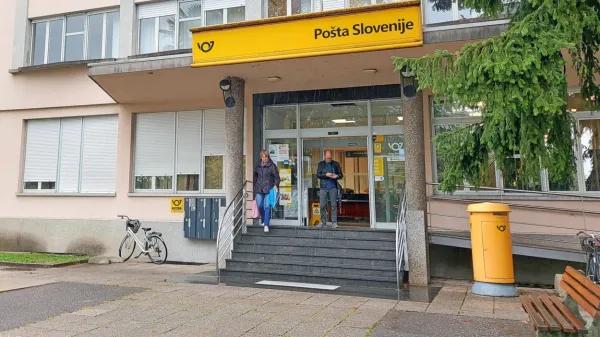Kdor želi ali mora poštno storitev opraviti v soboto, lahko to po 
novem na Primorskem stori le v Kopru ali v Novi Gorici, in sicer v 
Kromberku, medtem ko je poslovalnica v centru mesta (na 
fotografiji) ob sobotah zaprta. 