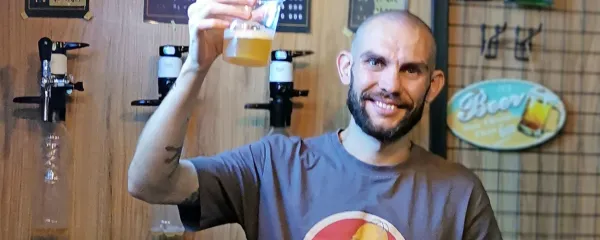 Rus Aleksij Titorov, ki ni želel v vojno, ima v Uzbekistanu craft 
pivnico.
