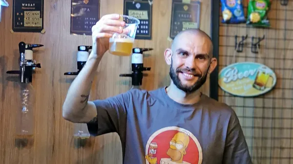 Rus Aleksij Titorov, ki ni želel v vojno, ima v Uzbekistanu craft 
pivnico.