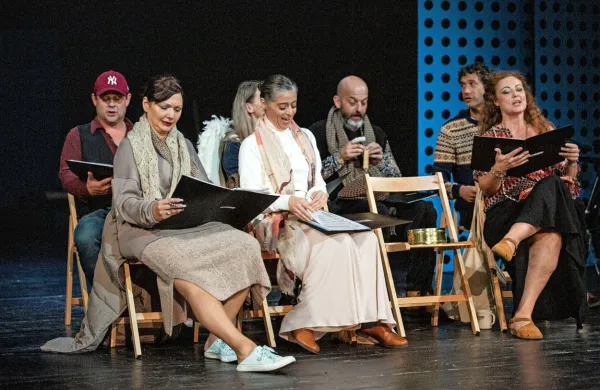 Prizor s predstave Kakor v nebesih Sama M. Strelca