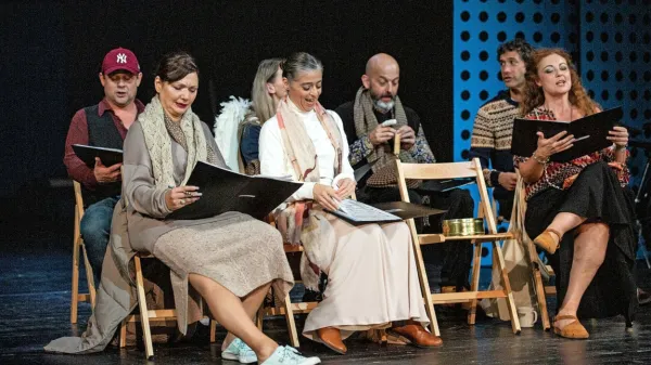 Prizor s predstave Kakor v nebesih Sama M. Strelca