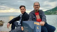 Ilustrator Jurij Devetak in vsestranski mojster besede Marko 
Kravos sta združila moči pri skupni knjigi, ob kateri se bodo 
nasmejali bralci vseh starosti. 
