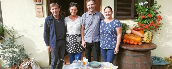 Rajko, Marina, Boštjan in Lucija Kumprej s Kmetije Ploder v 
Šentanelu 