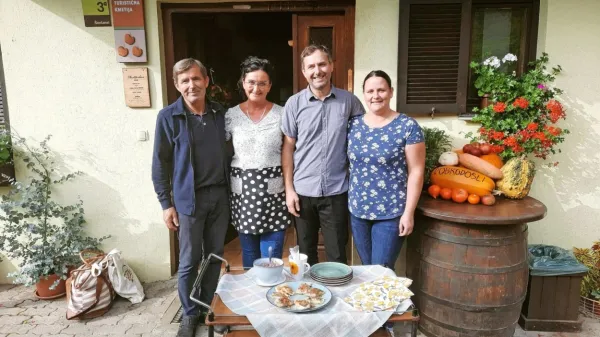 Rajko, Marina, Boštjan in Lucija Kumprej s Kmetije Ploder v 
Šentanelu 