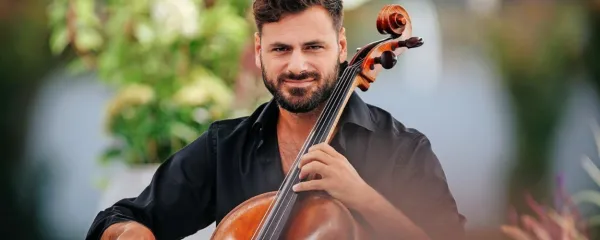 Stjepan Hauser je svoj prvi samostojni album z naslovom Classic 
izdal leta 2020, album se je povzpel na prvo mesto Billboardove 
lestvice klasičnih albumov. 