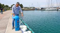 Brez baraž  bi bila vsa marina zamaščena, opozarja Vladimir 
Gavran, direktor družbe Porting, ki upravlja z izolsko marino. 
