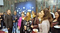 Razširjeni gledališki  ansambel je pod budnim očesom maestra Jureta Ivanušiča (levo) in režiserja Sama M. 
Strelca uglašeno zapel še po premieri.  
