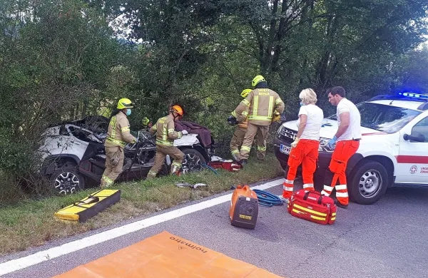 Gasilci iz Materije so Klavdija Mallyja in njegovo mamo rešili iz 
zmečkanega avta.