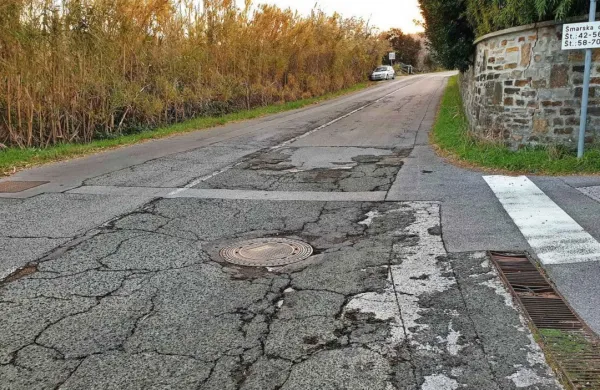 Uničeno cestišče kliče po celoviti prenovi. 