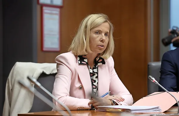 Tatjana Bobnar je med zaslišanjem močno obremenila predsednika vlade Roberta Goloba. 