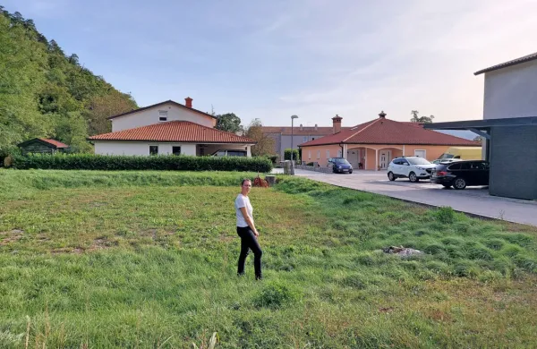 Maja Štokelj na parceli, kjer sta si želela zgraditi dom, a to bo 
mogoče,   ko bodo narejeni protipoplavni ukrepi na Beli.  
