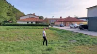 Maja Štokelj na parceli, kjer sta si želela zgraditi dom, a to bo 
mogoče,   ko bodo narejeni protipoplavni ukrepi na Beli.  