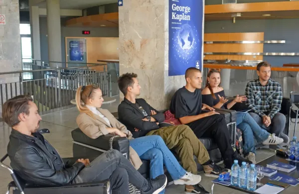 Novo uprizoritev so predstavili (z leve): igralci Jure Kopušar, Lara 
Fortuna in  Andrej Zalesjak, režiser Đorđe Nešović in dramaturginja 
Isidora Milosavljević ter umetniški vodja SNG Nova Gorica Marko 
Bratuš.     