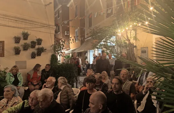 Dogodki v Ljubljanski ulici venomer privabijo številno občinstvo, 
tokrat so bili med njimi tudi tisti, ki so tako ali drugače sodelovali 
v filmih, ki so bili na sporedu v ponedeljek.