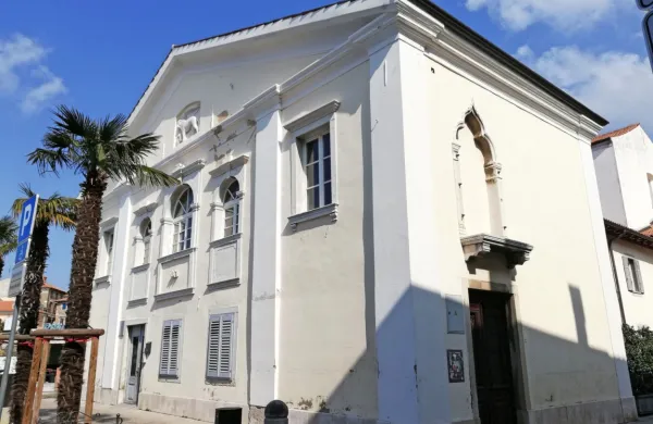 Podestatova palača v izolskem mandraču bo po nekaj desetletjih 
vendarle dočakala obnovo. 