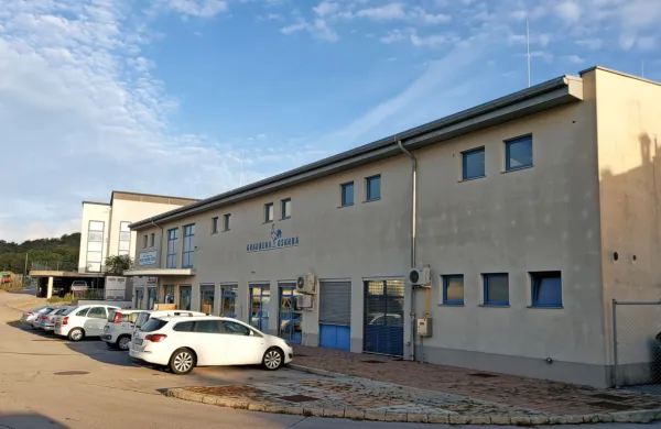 Če bo vse po sreči, bodo nad trgovino s keramiko uredili več 
stanovanj. To bodo prva nova stanovanja v Sežani po dolgem 
času.