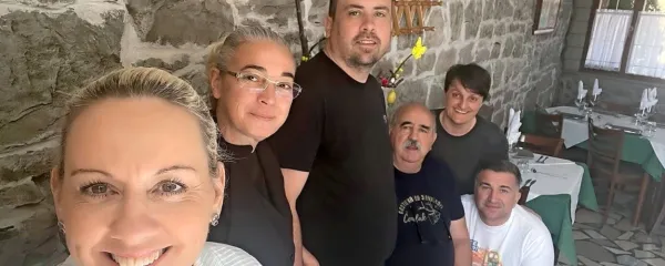 Delovna zasedba  gostilne Pod Slavnikom (z leve): Suzana, Ermina, 
Igor, Vlado, Milena in Boris.  
