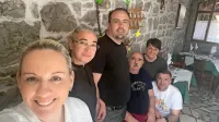 Delovna zasedba  gostilne Pod Slavnikom (z leve): Suzana, Ermina, 
Igor, Vlado, Milena in Boris.  