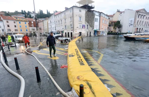 Dvignjena baraža je kljubovala morju.