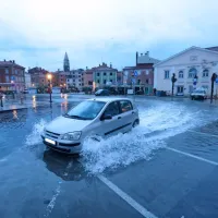 V Izoli je morje poplavilo Veliki trg.