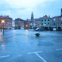 “Ni se še zgodilo, da bi ob takšni poplavi Tartinijev trg ostal suh” (FOTO+VIDEO)