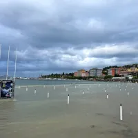 Portoroška plaža je pod vodo.