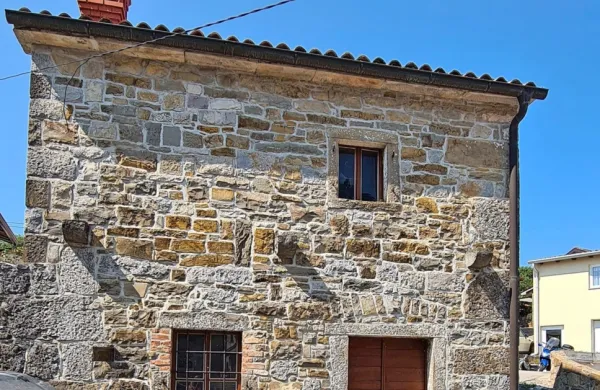 V tej istrski hišici v Gračišču bodo uredili spominsko sobo 
pripovedovalki in Šavrinki Mariji Franca in pisatelju Marjanu 
Tomšiču.  
