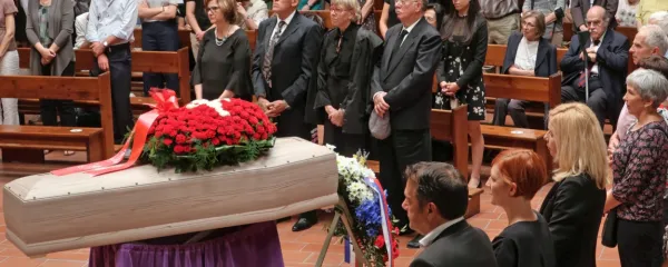 Tudi pisatelja Borisa Pahorja so lani junija v Trstu pokopali v 
krsti.