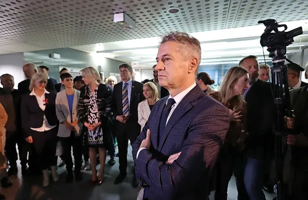 Koalicijski partnerji ob premierjevih izjavah o rekonstrukciji vlade 
vedno bolj odkrito zmajujejo z glavo.