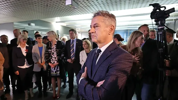 Koalicijski partnerji ob premierjevih izjavah o rekonstrukciji vlade 
vedno bolj odkrito zmajujejo z glavo.