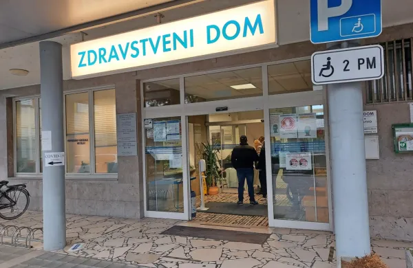 Tudi v novogoriškem zdravstvenem domu so odprli ambulanto za neopredeljene. Odprta je dvakrat na 
teden, bodo pa urnike podaljšali, če bo potreba po tem. 