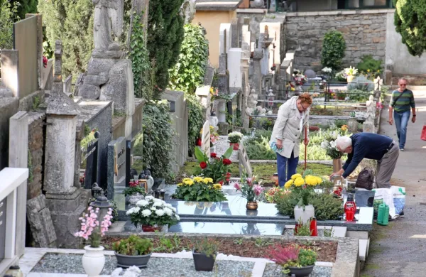 Pred dnevom spomina na mrtve  mnogi hitijo urejat grobove, sicer 
pa je klasičnih pokopov vse manj,  žarni pokopi so jih še skoraj 
nadomestili. 