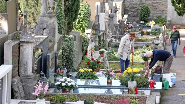 Pred dnevom spomina na mrtve  mnogi hitijo urejat grobove, sicer 
pa je klasičnih pokopov vse manj,  žarni pokopi so jih še skoraj 
nadomestili. 