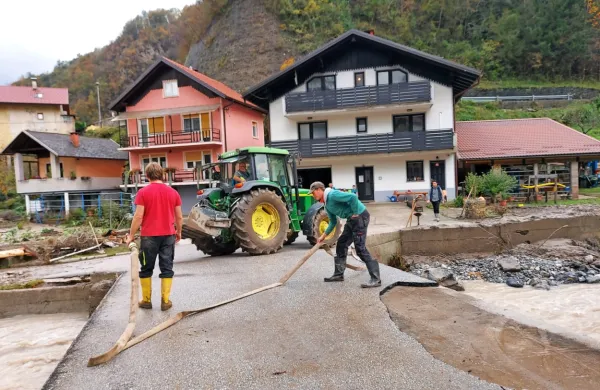 Most čez Koritnico je zdržal, voda  je poplavila vse do hiš.